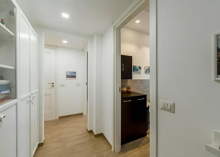 Апартаменты Attico - 2min Metro - Elegante With Ac