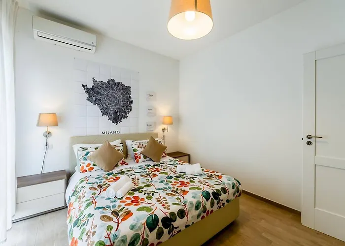 Attico - 2min Metro - Elegante With Ac דירה *