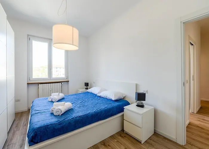 Spacious And Bright In Porta Vittoria 아파트