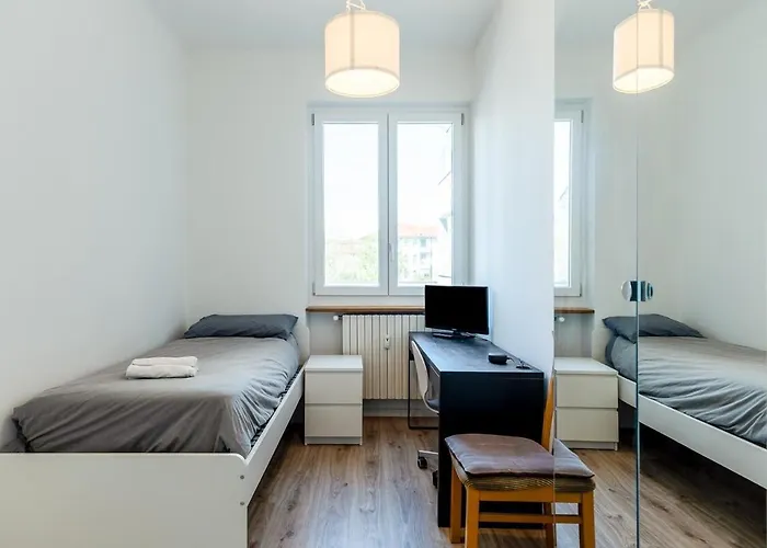 Spacious And Bright In Porta Vittoria 아파트