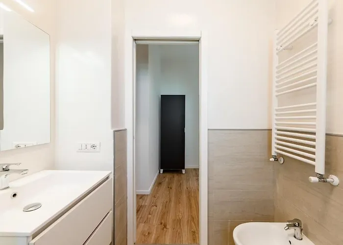 Spacious And Bright In Porta Vittoria 아파트