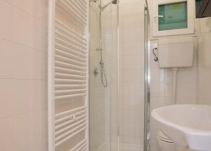 Elegant Little - Center - M4 Station