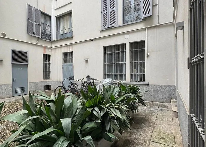 Elegant Little - Center - M4 Station