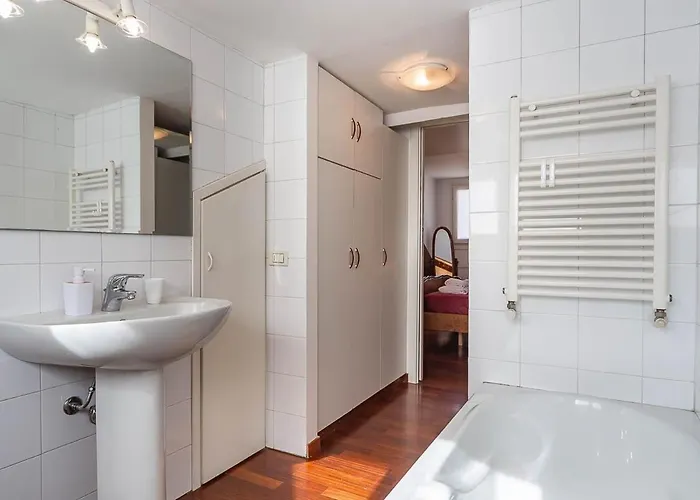 Station 10 Min Private Terrace Skyview 6 Pax Apartament