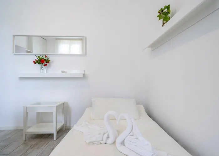 Apartment Duomo 15' - 5' From Station With Wifi And A-c