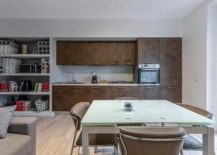 Three 2 Beds, 3rd Bed Available 아파트 밀라노