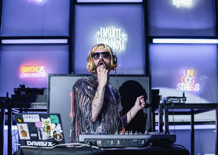 Yellowsquare 旅馆 *