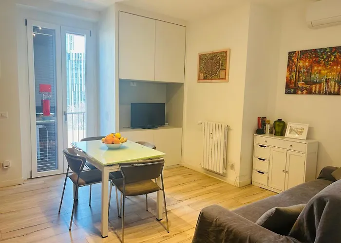 Three 2 Beds, 3rd Bed Available 아파트