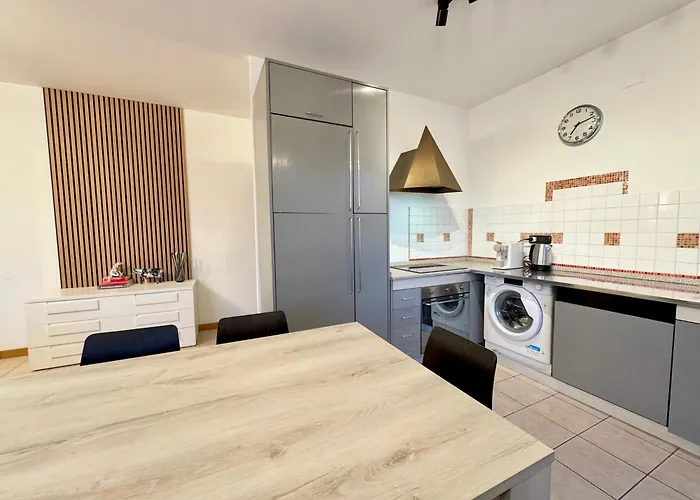 Spacious 2-bedroom With Large Terrace Apartman *