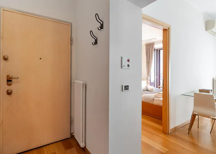 Youhosty - Arco Della Pace Daire