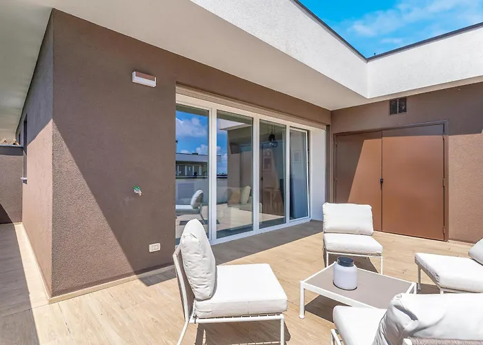 Airy With Balcony & Garage By Ndp Rent Apartament