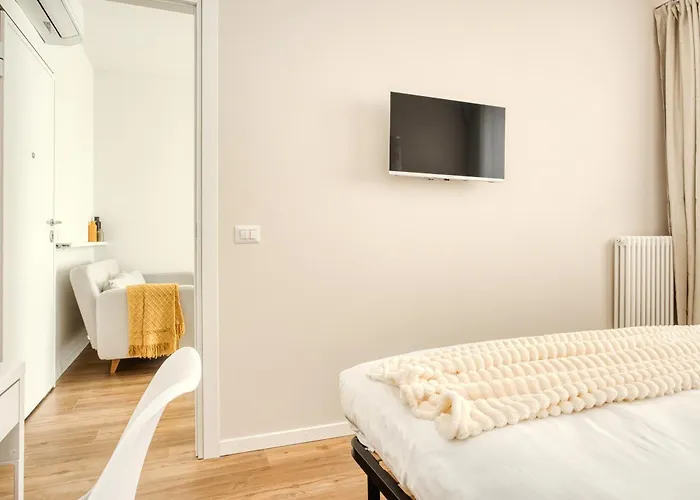 Hostmate - - Imperia's Pearl - Romolo Iulm * Милан