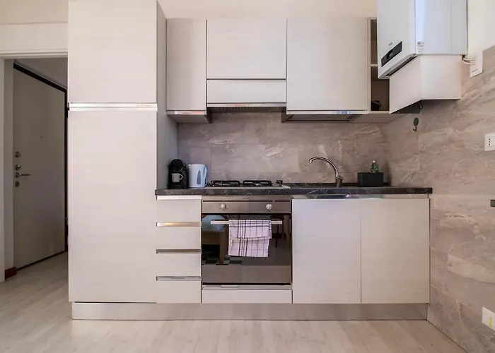 Unicredit And Bosco Verticale - Little House Mailand