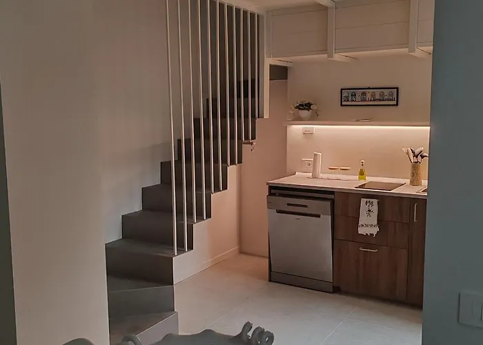 Secret Courtyard Apartment *