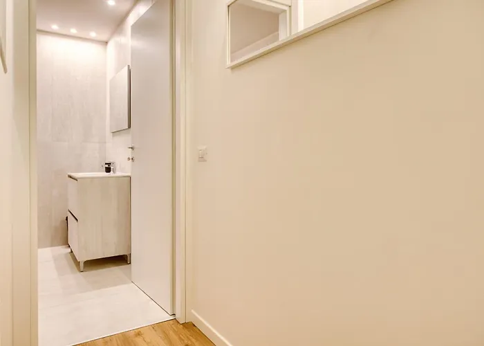 Hostmate - - Imperia's Warm - Romolo Iulm Διαμέρισμα *