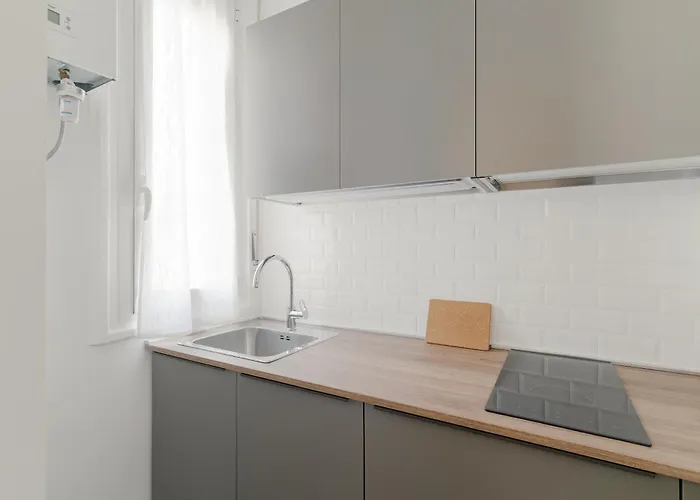 Guesthost - M1 Pasteur With Balcony *