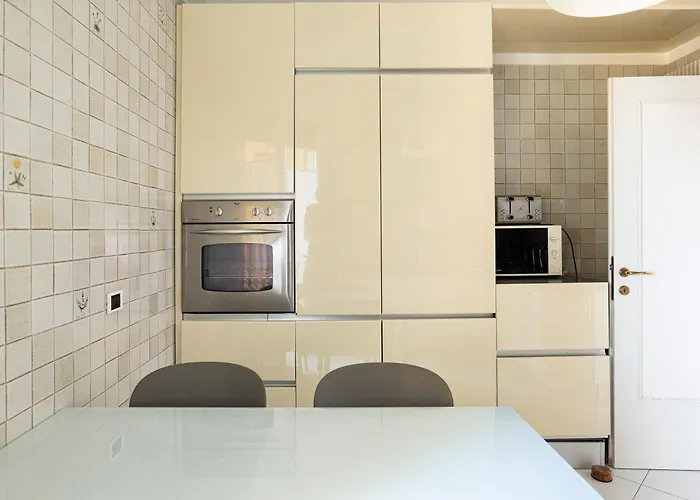 Apartman Sunshine-filled On Subway