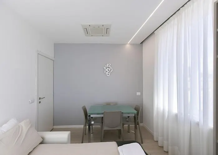 Two -rooms 10 Minutes Duomo By Metro * ميلان