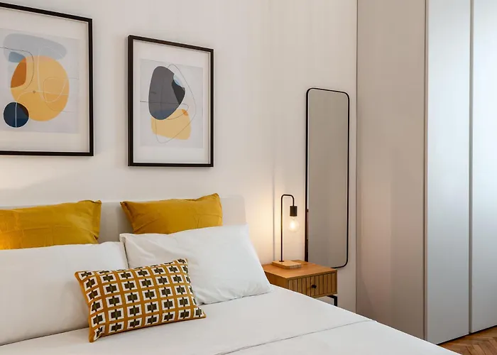 Stayeasy Melloni - 3 Rooms, 2 Baths - Center Apartment *