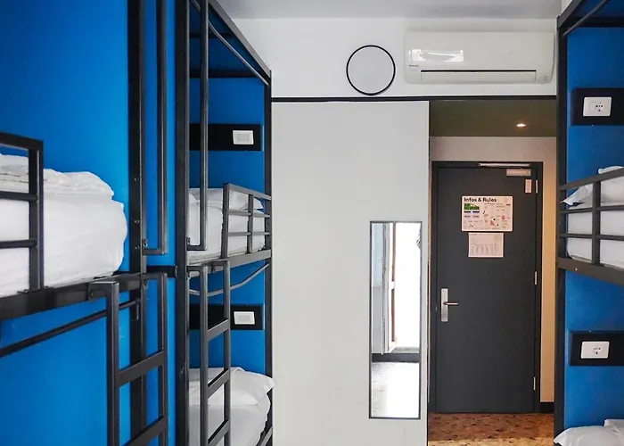 Yellowsquare Hostel *