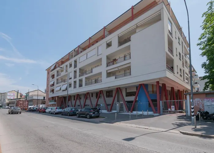 Apartament Spazio Breda - Free Parking, Private Garage, Metro M1, Balcony, 4 Guests Mediolan