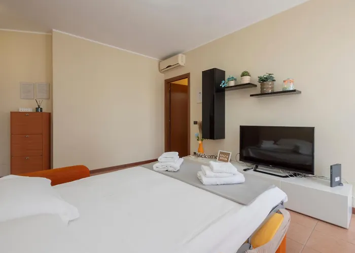 Appartement Spazio Breda - Free Parking, Private Garage, Metro M1, Balcony, 4 Guests