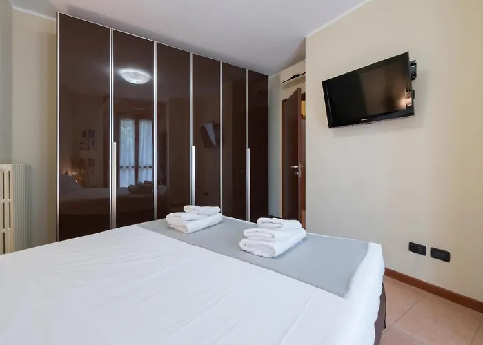 Spazio Breda - Free Parking, Private Garage, Metro M1, Balcony, 4 Guests Apartament Mediolan