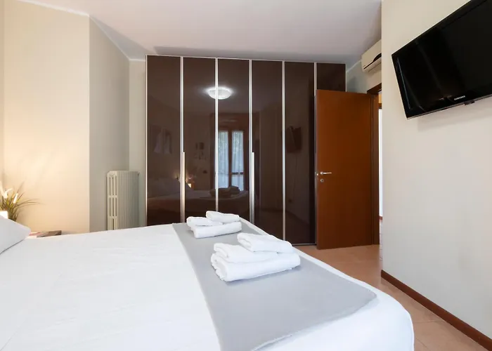 Apartament Spazio Breda - Free Parking, Private Garage, Metro M1, Balcony, 4 Guests Mediolan