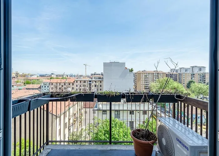 Appartamento Large With Private Balcony And Workspace