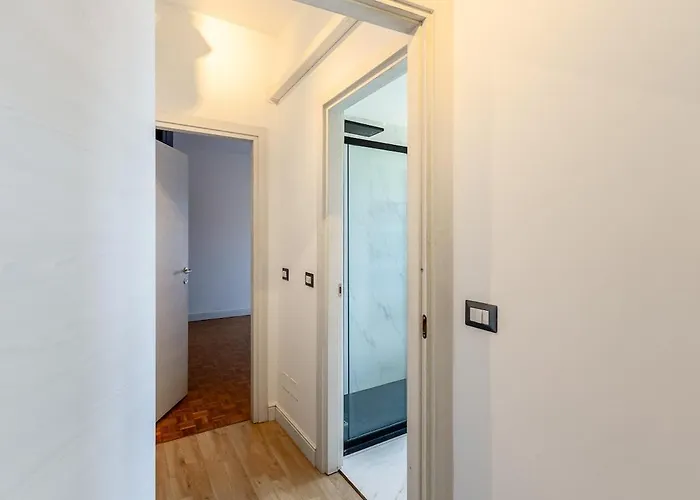 Large With Private Balcony And Workspace Appartamento *