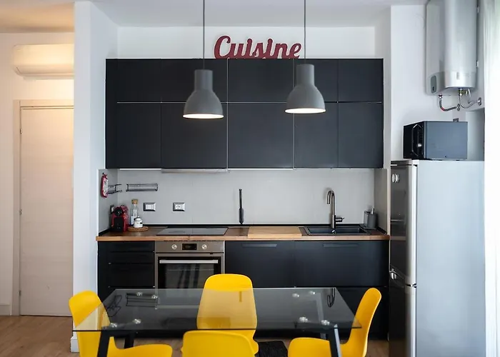 Appartamento Large With Private Balcony And Workspace Milano