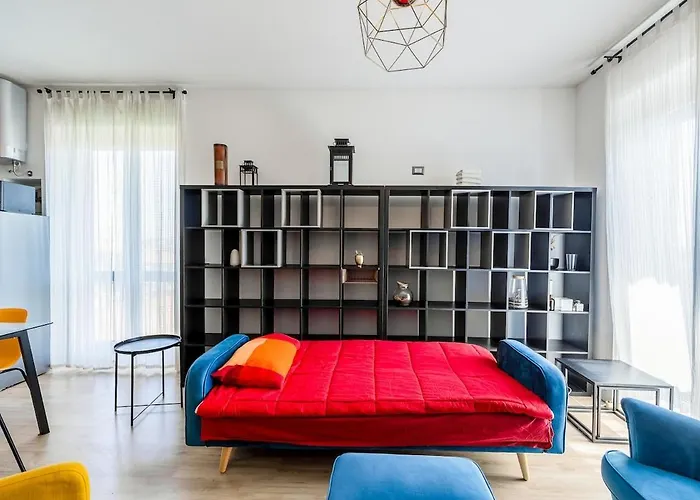 Appartamento Large With Private Balcony And Workspace