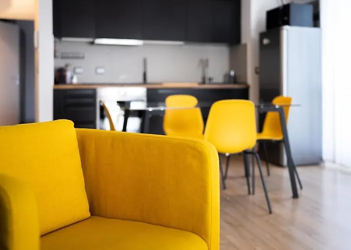 Large With Private Balcony And Workspace Appartamento