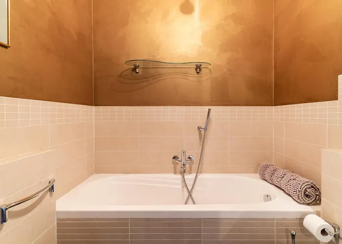 Pagano - Salutati - Ampio E Luminoso Trilocale *