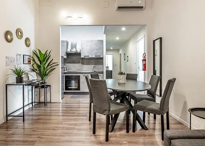 Luxury 4 Bedrooms Close To Duomo 아파트 *