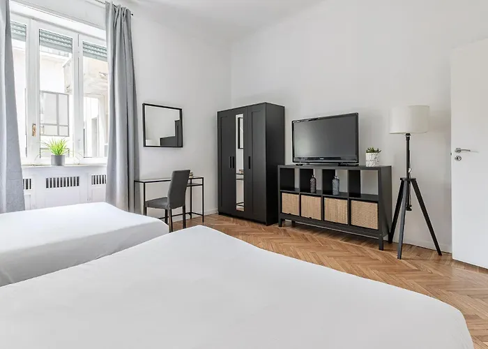 Luxury 4 Bedrooms Close To Duomo * ميلان