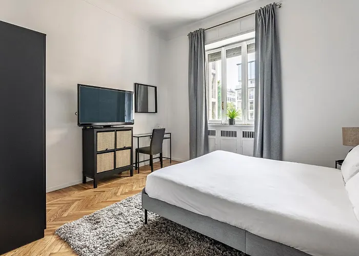 Luxury 4 Bedrooms Close To Duomo * ميلان