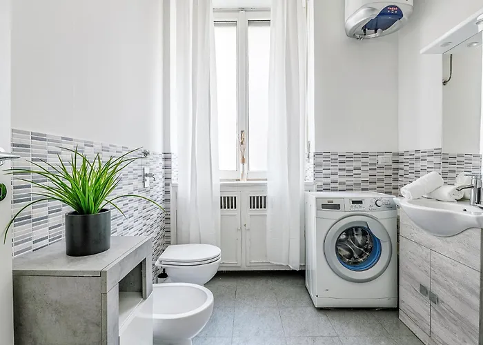 Luxury 4 Bedrooms Close To Duomo * ميلان