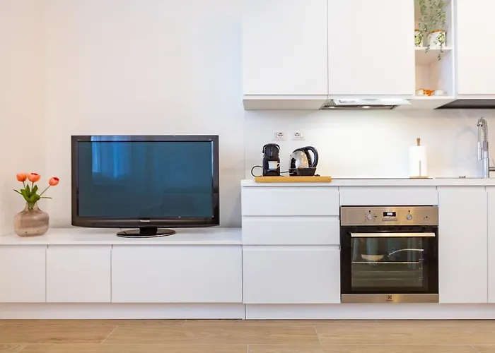 Youhosty - Sauro 5 Милан