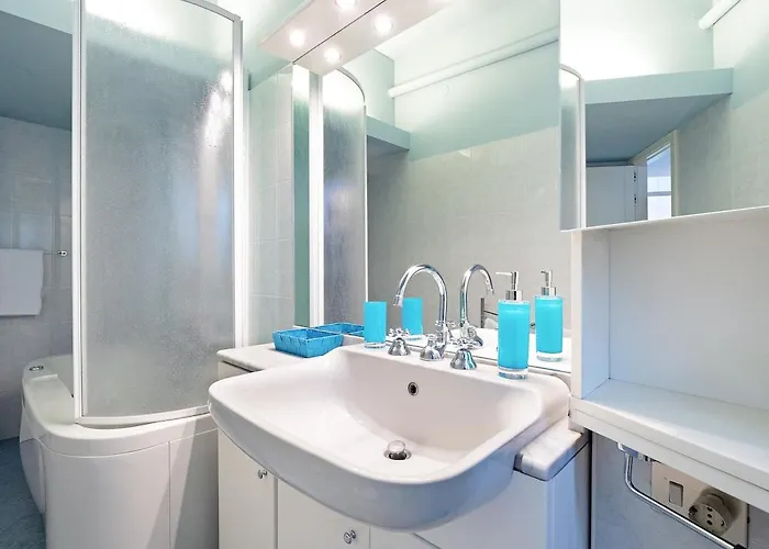 Апартаменты Stylish And Bright In The Center Of