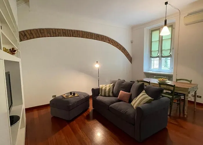 Charming At The Columns Of San Lorenzo Milaan