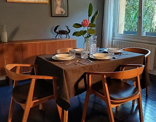 Elegant Stylish House With Garden & Ac