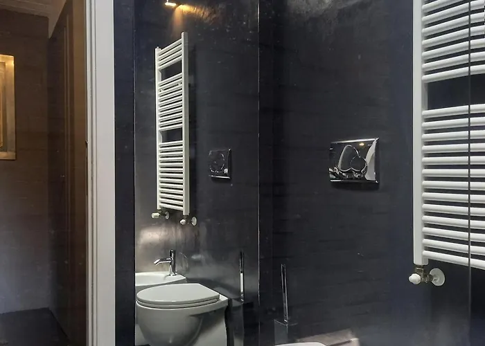 Elegant Stylish House With Garden & Ac