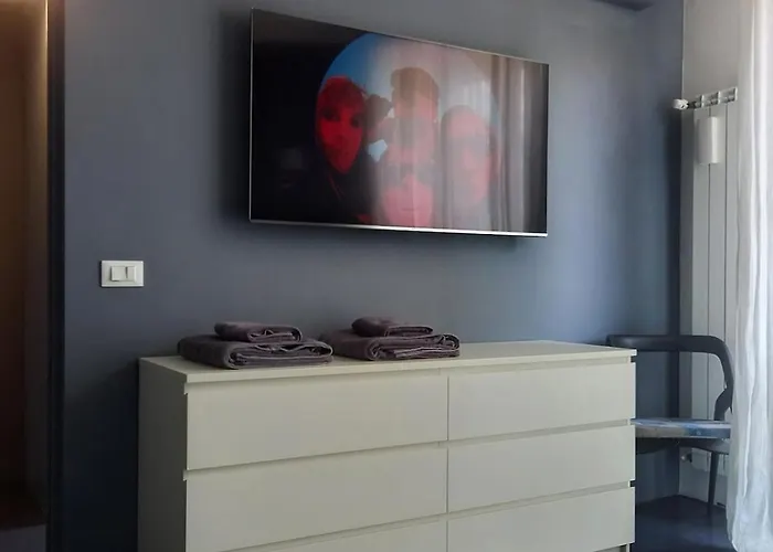 Elegant Stylish House With Garden & Ac