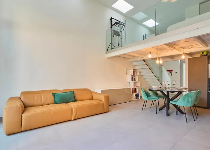Elegant Loft With Hidden Garden Oasis - Portello شقة