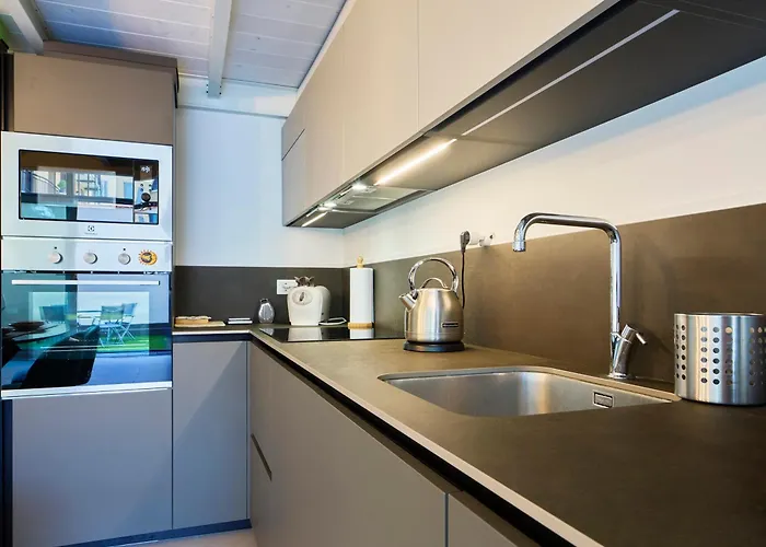 Elegant Loft With Hidden Garden Oasis - Portello *