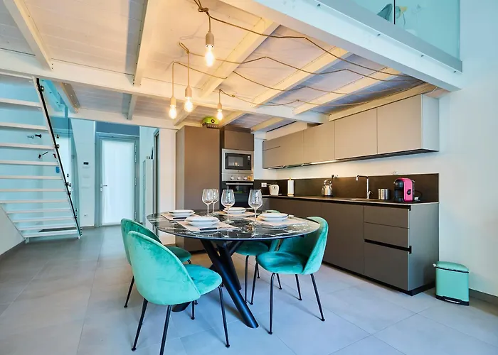 Elegant Loft With Hidden Garden Oasis - Portello شقة
