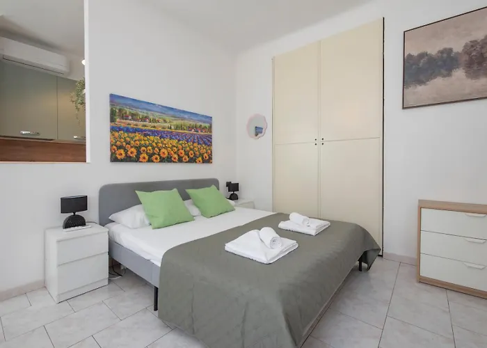 Ihost - Premuda 17 * Milan