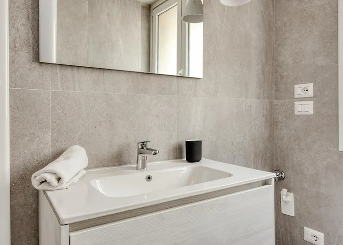 Hostmate - - Imperia's Serenity - Romolo *