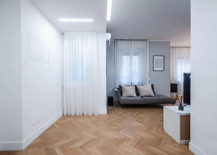 Elegant And Spacious Luxury In Bullona شقة